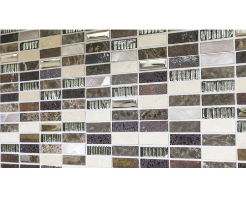 Mosaikfliesenwand mit rechteckigen Fliesen in verschiedenen Braun- und Beigetönen sowie Glaselementen