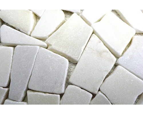 Gros plan de carreaux de mosaïque de marbre blanc