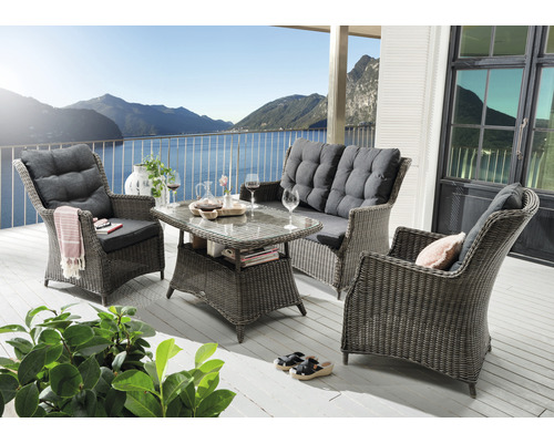 Loungegruppe Destiny Casa Vintage Grau Loungeset Sofaset Tischgruppe Lounge Set Gartenmöbelset aus Rattangeflecht mit Tisch, Bank und Stühlen auf einer Terrasse mit Seeblick