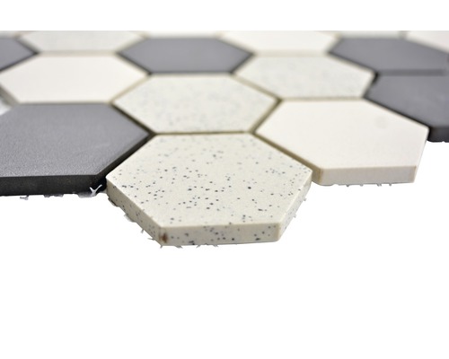 Sechseckige Bodenfliesen in verschiedenen Farben.