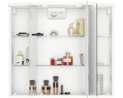 Armoire de toilette blanche avec étagères en verre et divers articles de salle de bains