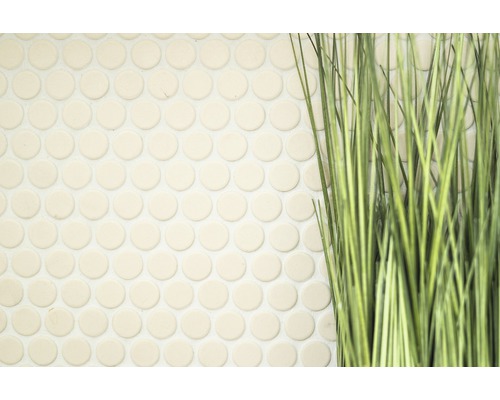 Gros plan de carreaux de mosaïque ronds à côté de gazon artificiel