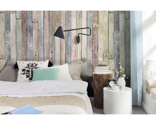 Chambre avec papier peint imitation bois, lit, tables de chevet et décorations