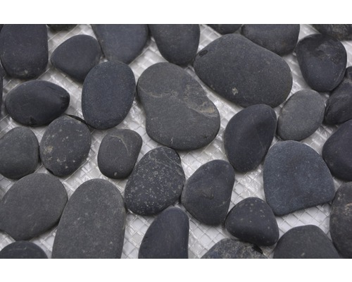 Dekorative Natursteine auf einem Gitter zur Gartengestaltung