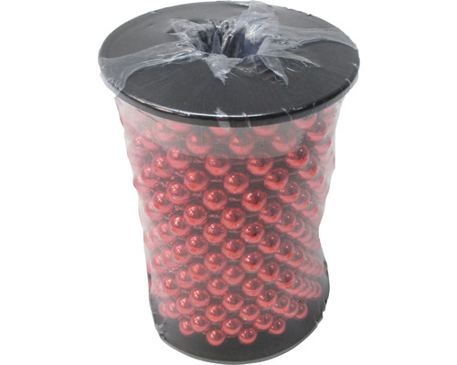 Rote Perlenkette auf Spule