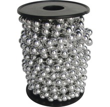 Silberfarbene Perlenkette auf Spule