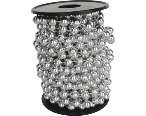 Silberfarbene Kugelkette auf einer Spule