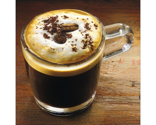 Café avec mousse de lait dans un verre