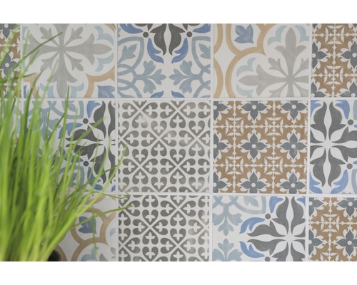 Fliesenwand mit floralen und geometrischen Mustern