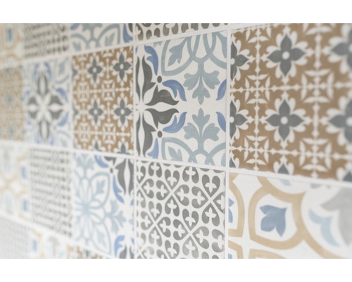 Fliesenwand mit floralen Mustern in verschiedenen Farben