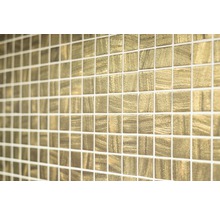 Nahaufnahme von goldenen Mosaikfliesen an einer Wand.