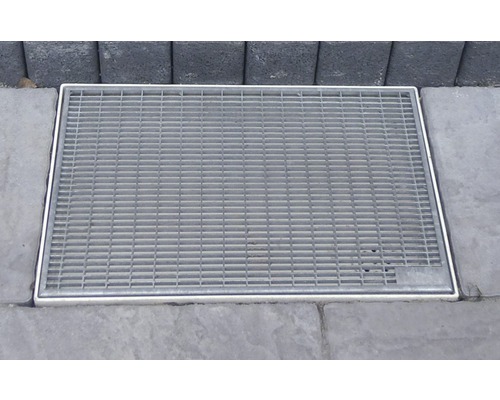 Aufsicht eines rechteckigen Hofablaufes mit Gitterrost