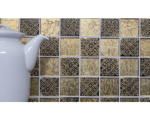 Carreaux de mosaïque dorés et noirs avec théière