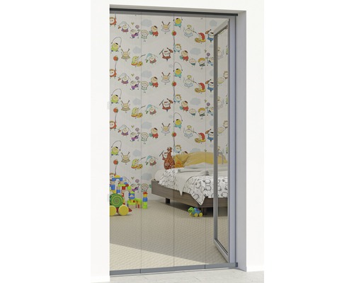 Insektenschutzgittertür vor einem Kinderzimmer mit Spielzeug und Bett