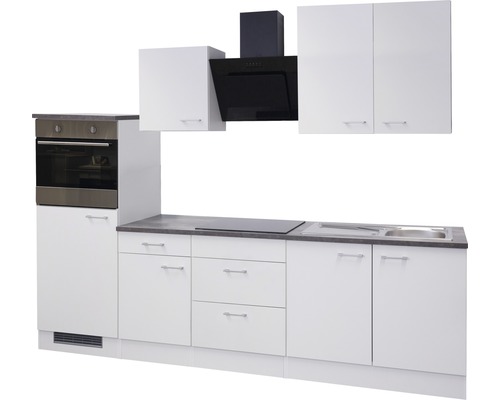 Cuisine complète avec appareils électriques, comprenant des meubles bas, des meubles hauts, un évier, une cuisinière et une hotte.