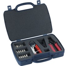 Offener Werkzeugkoffer mit Kabelschuhen und verschiedenen Zangen