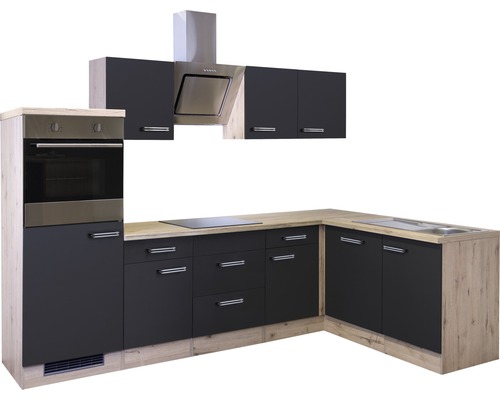 Einbauküche mit Schränken, Spüle, Kochfeld, Dunstabzugshaube und Backofen