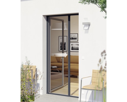 Insektenschutztür vor geöffneter Terrassentür mit Sitzgelegenheiten im Außenbereich