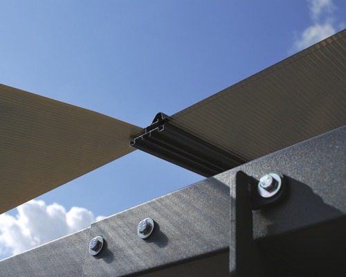 Detailansicht einer Terrassenüberdachung mit Schrauben