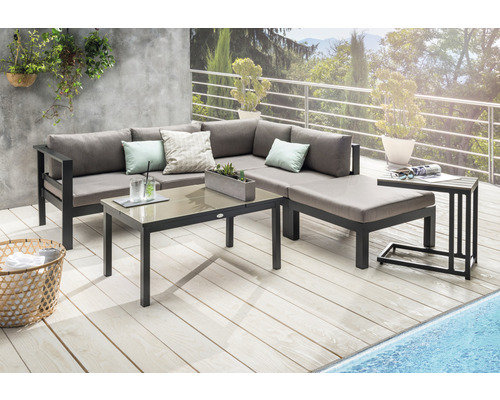 Ensemble de salon de jardin avec canapé d''angle, table basse et table d''appoint sur une terrasse avec piscine