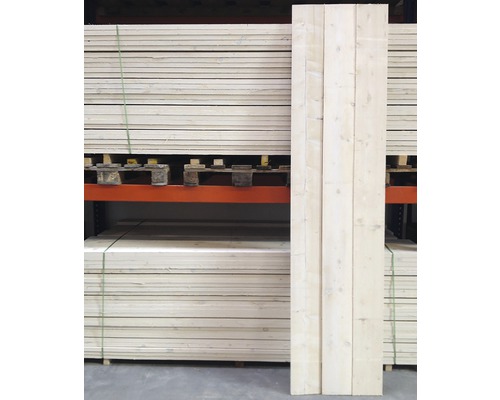 Pile de lattes de bois sur une étagère