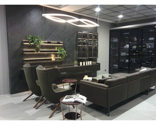 Intérieur avec des sièges, des étagères avec des plantes et de l''éclairage