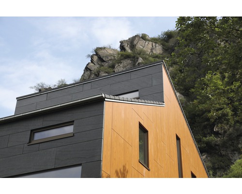 Gros plan d''une maison avec bardage en bois et en pierre.