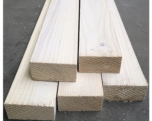 Pile de bois de construction bruts et non traités.