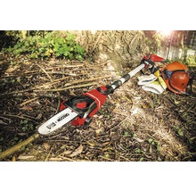 Akkukettensäge mit Schutzausrüstung im Garten