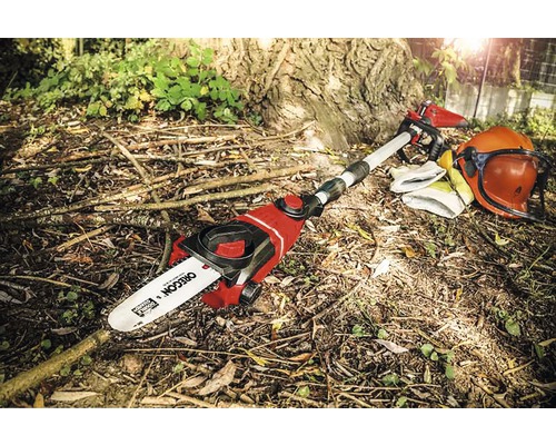 Akkukettensäge mit Schutzausrüstung im Garten