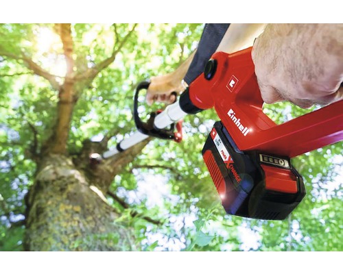 Akkuhochentaster beim Beschneiden von Baumästen