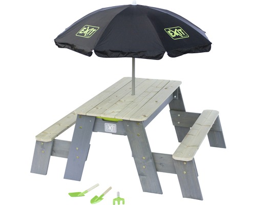 Kindersitzgruppe mit Sonnenschirm und Spielzeug