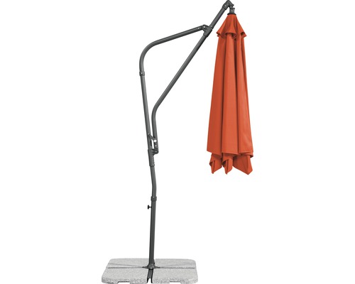 Geschlossener Ampelschirm mit grauem Schirmständer