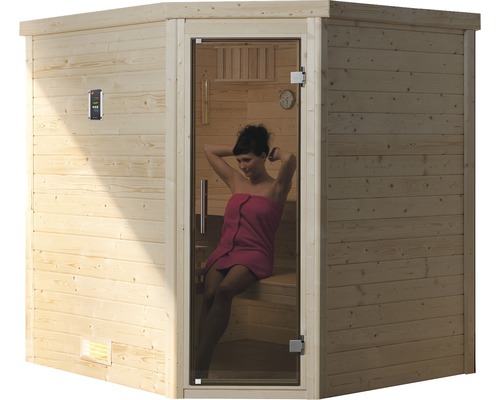 Sauna en bois avec porte en verre et femme avec serviette