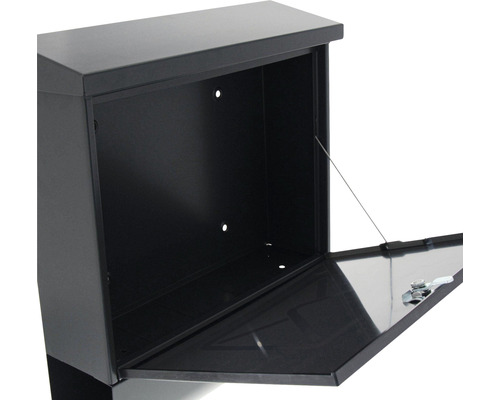 Geöffneter Briefkasten aus Metall