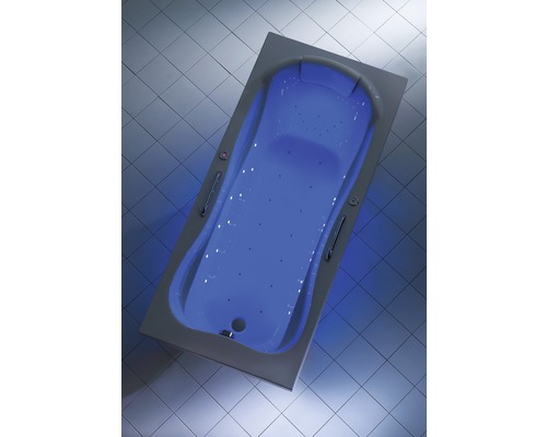 Rechteckige Badewanne mit seitlichen Haltegriffen und eingebauten Düsen auf Fliesenboden