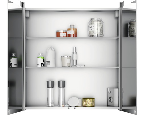 Armoire de toilette ouverte avec étagères en verre et divers articles de salle de bains