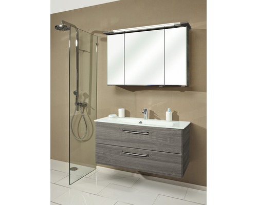 Badezimmer mit Duschkabine, Waschtischunterschrank und Spiegelschrank