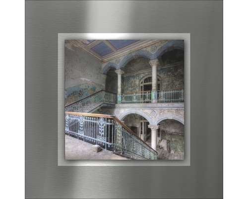 Image murale avec vue sur une cage d''escalier, des colonnes et des éléments décoratifs