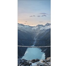 Hängebrücke über Bergsee vor Gebirgspanorama