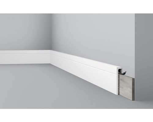 Baguette de recouvrement CBC2 1 x 2 m 22 x 110 mm Plinthe blanche avec goulotte de câbles sur un mur