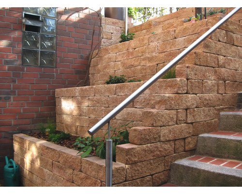 Treppe mit Hangbefestigung aus Mauersteinen und Edelstahlgeländer