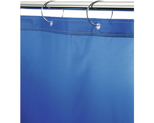 Blauer Duschvorhang mit Duschvorhangringen an einer Stange