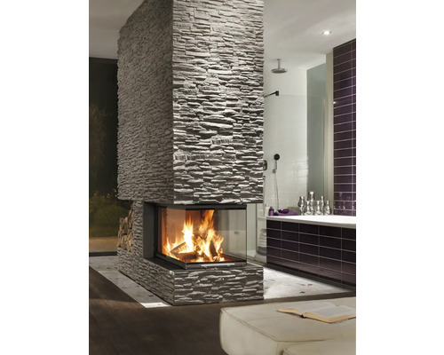 Kamin mit Steinverkleidung im modernen Badezimmer