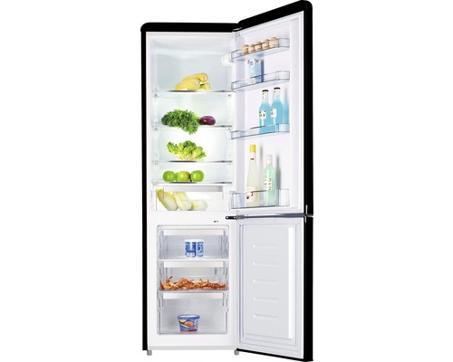 Geöffneter Kühl- und Gefrierschrank mit Lebensmitteln auf den Regalen