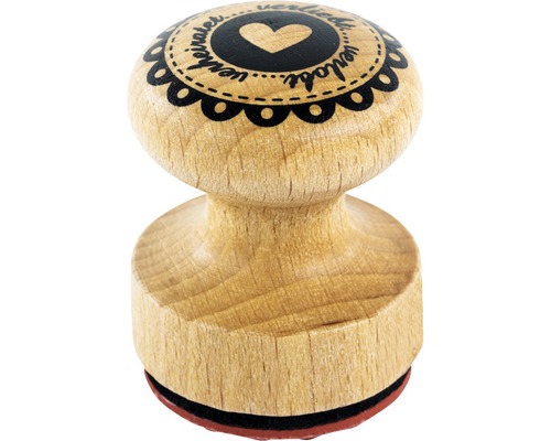 Tampon en bois avec motif de cœur et les mots ''marié, fiancé, amoureux''.