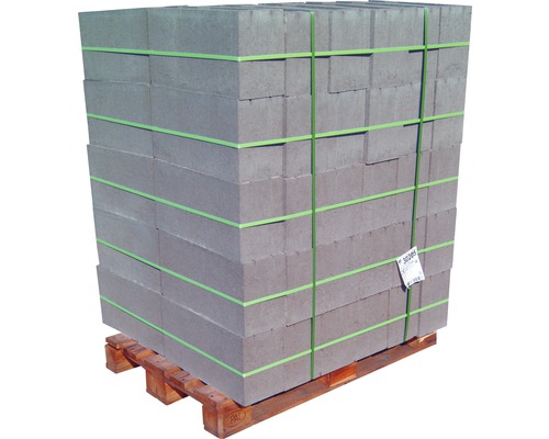 Palette mit Betonpflastersteinen für den Garten- und Landschaftsbau