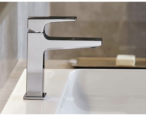 Moderner Waschtischmischer aus Metall auf einem Waschbecken