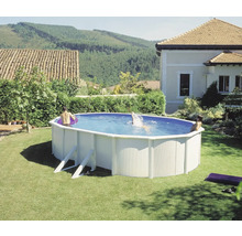 Ovaler Swimmingpool im Garten mit spielenden Personen