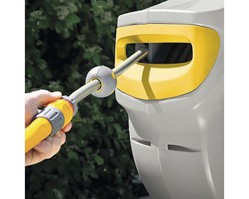 Dévidoir de tuyau d''arrosage avec tuyau d''arrosage en cours d''utilisation